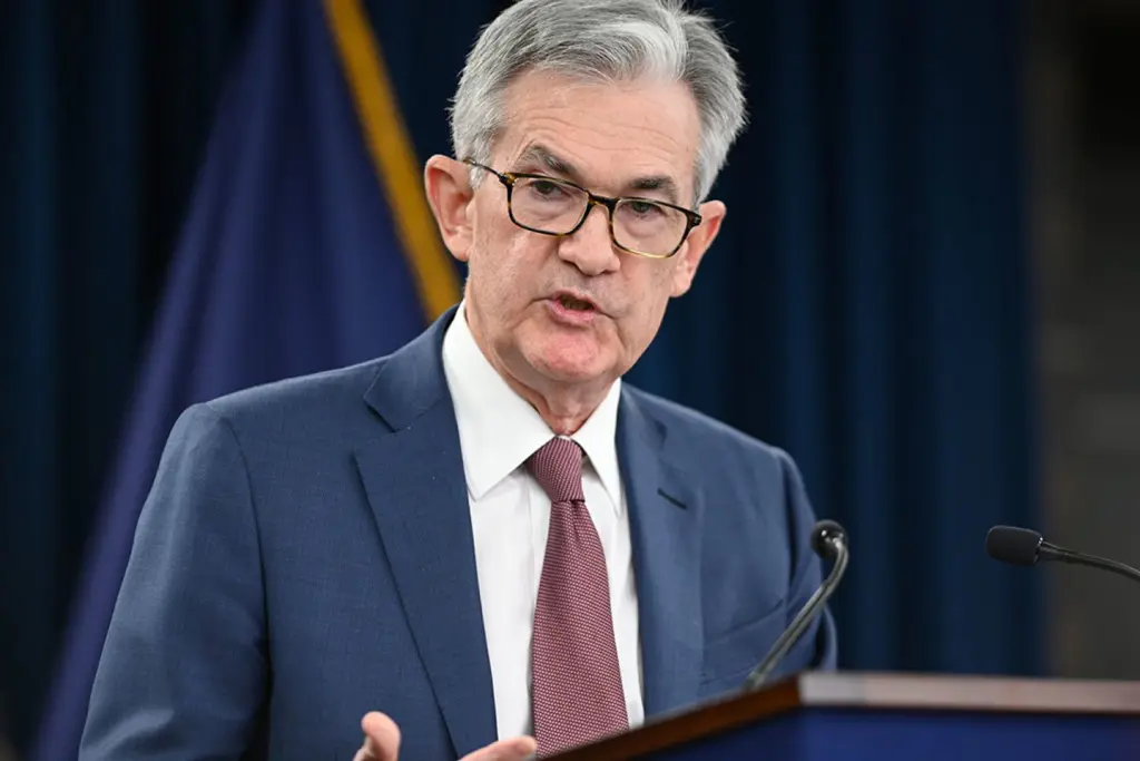 Powell admite que la Fed enfrenta un dilema por riesgos en inflación y empleo en EE.UU.
