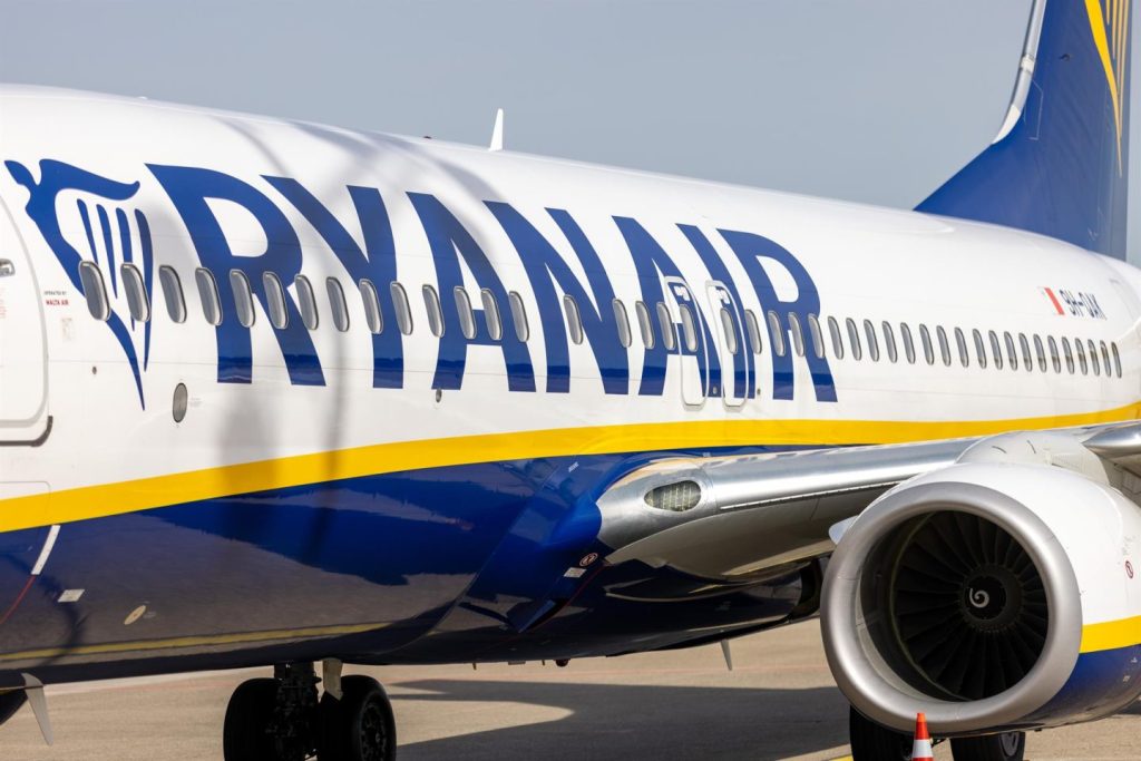 Ryanair cerrará base en Santiago y cancelará vuelos a Vigo y Tenerife Norte por tasas elevadas.