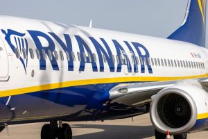 Ryanair cerrará base en Santiago y cancelará vuelos a Vigo y Tenerife Norte por tasas elevadas.