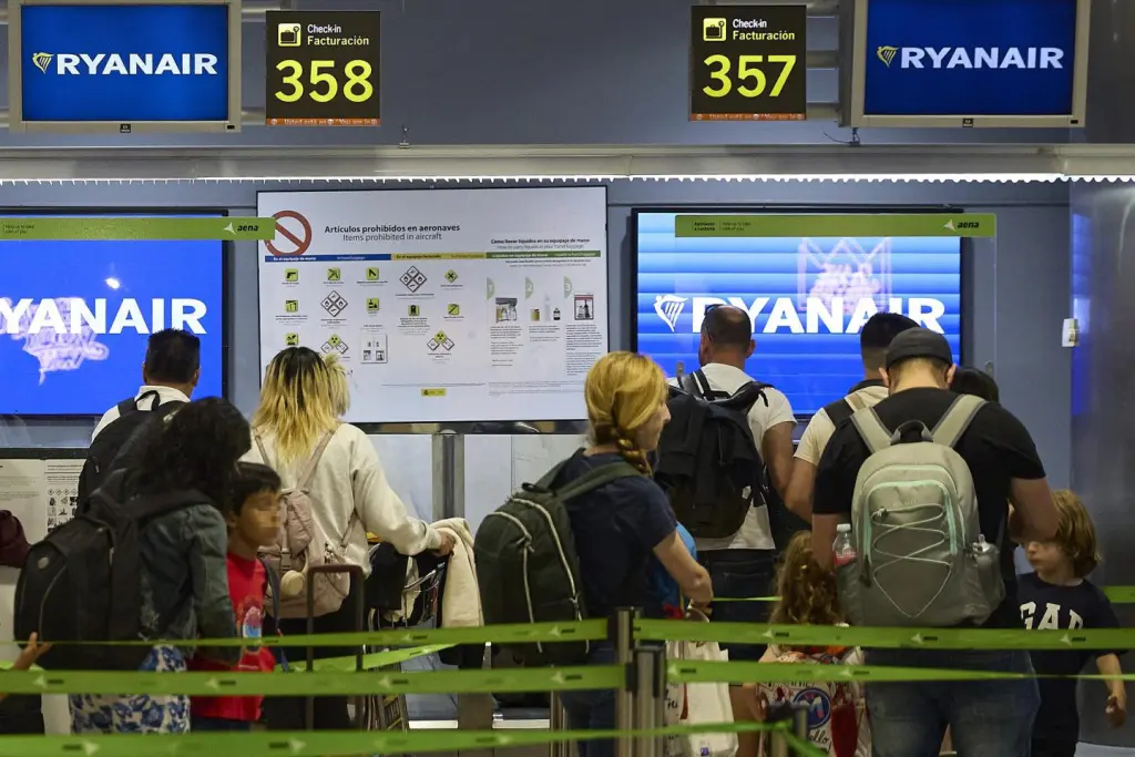 Ryanair culpa a Enaire de los retrasos de 5,3 millones de pasajeros en 2025 por falta de personal.