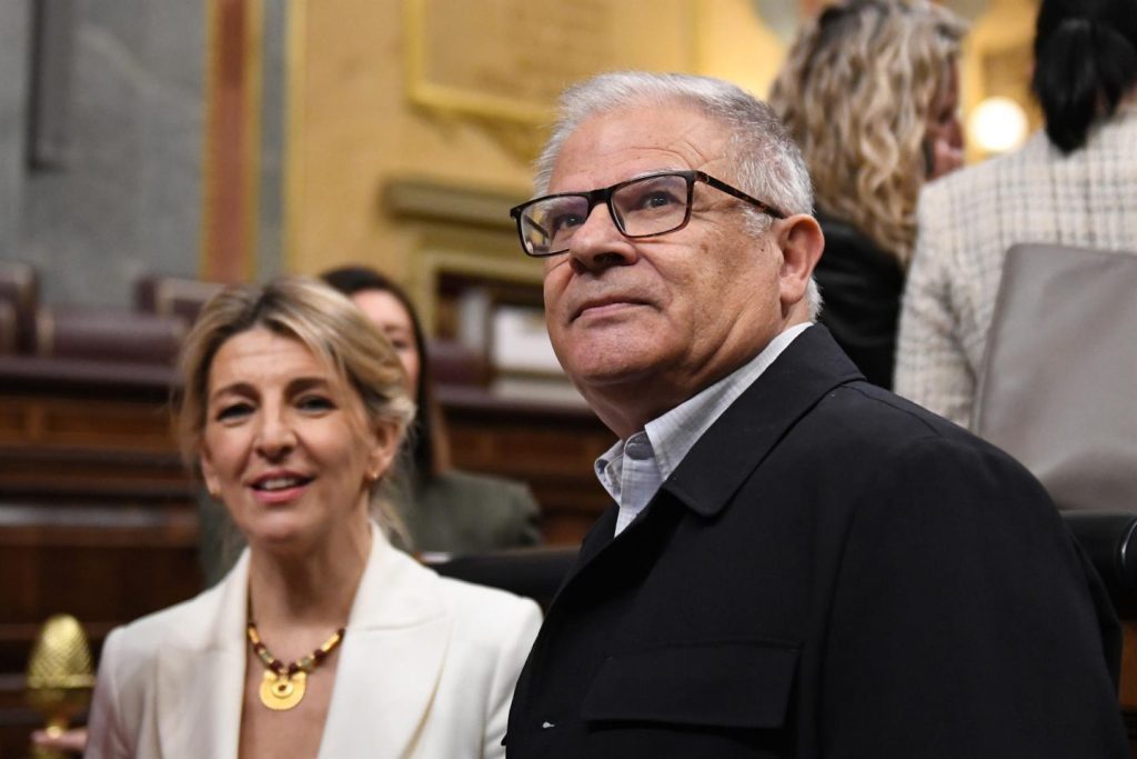 Sumar denunciará a Ryanair, Vueling, EasyJet e Iberia por subir precios de vuelos durante incendios.