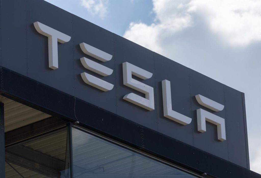 Tesla sube un 6% tras compra de acciones por Elon Musk por 850 millones de euros.