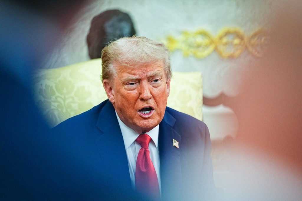 Trump firma acuerdo comercial con Japón imponiendo arancel del 15% a productos importados