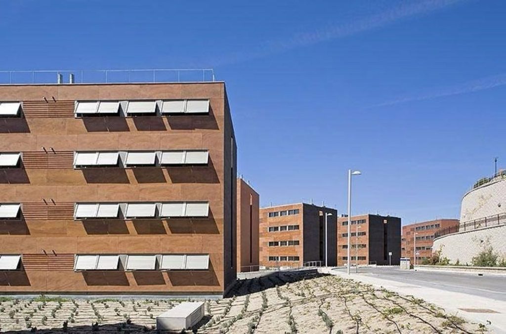 Una pareja joven en Barcelona gasta el 51% de sus ingresos en alquiler; en Madrid es el 43%.