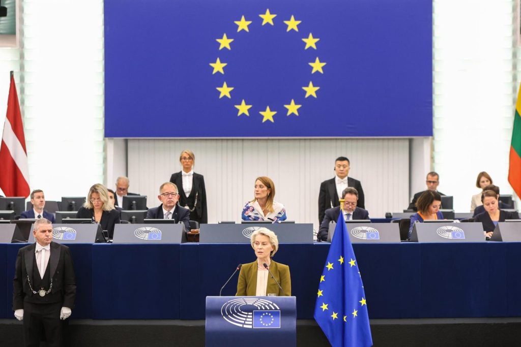 Von der Leyen quiere invertir 1.800 millones para fabricar baterías de coches eléctricos en la UE