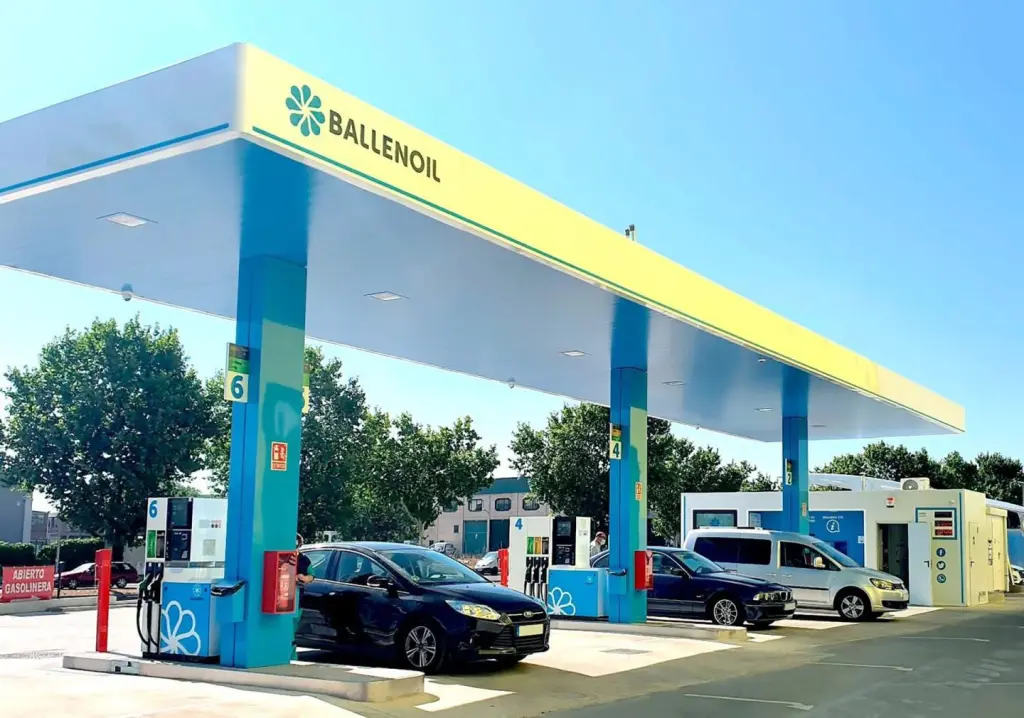 Ballenoil lidera gasolineras low-cost con 350 estaciones y planea 380 a fin de año sin punto al final