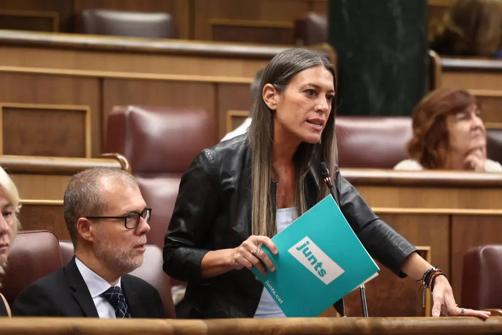 El Congreso avanza en la reforma para que grandes empresas atiendan en catalán y otras lenguas oficiales