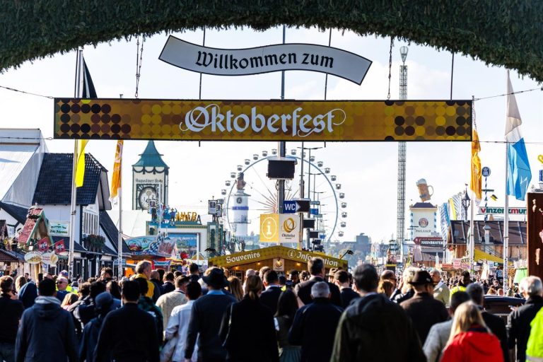 El Oktoberfest de Múnich bate récords con los precios más altos en la historia de la fiesta de la cerveza