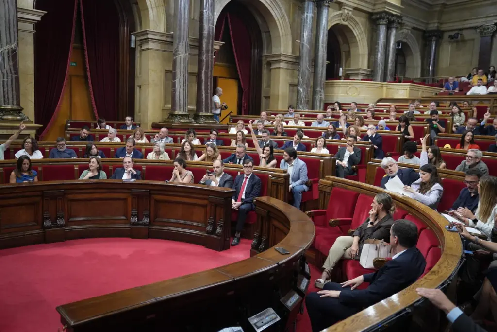 El Parlament pide que la OPA al Sabadell prospere solo si la apoya el 50% del capital social