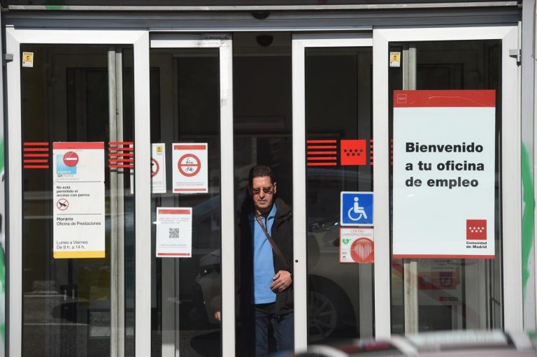 El paro descendió en 15.500 y el empleo aumentó en 50.000 personas en septiembre, según Funcas