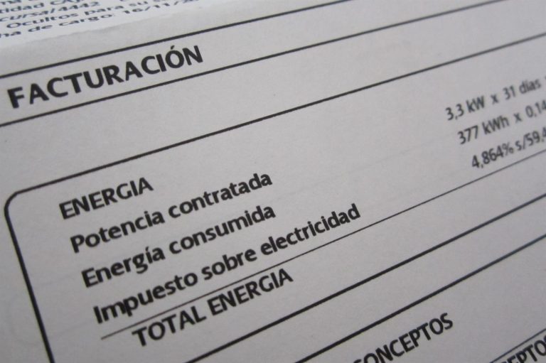El recibo de la luz sube un 7% en octubre por el alza del 24% en el mercado mayorista, según la OCU