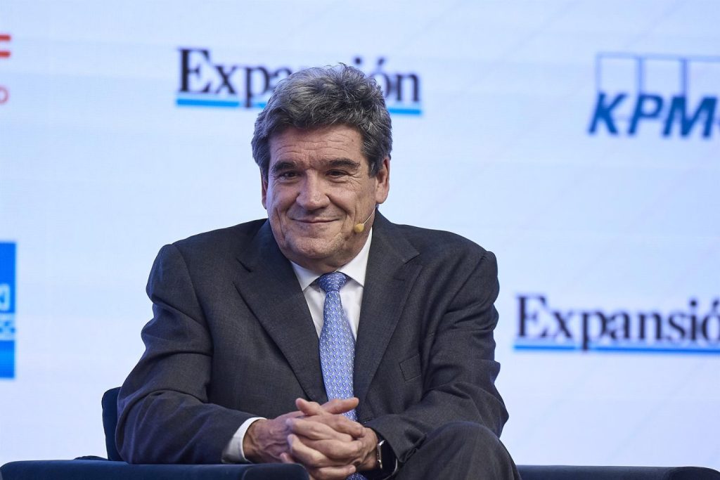 Escrivá descarta burbuja inmobiliaria, pero Banco de España tiene medidas para frenarla si surge