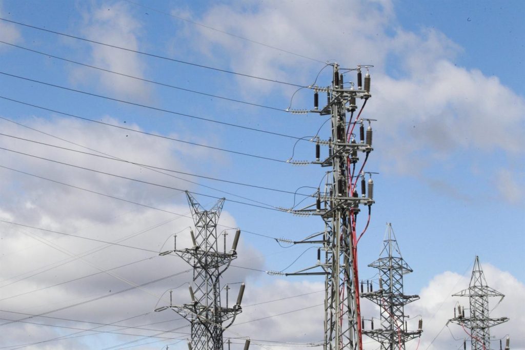 España tiene el coste más bajo de redes eléctricas entre los grandes países europeos, según EY