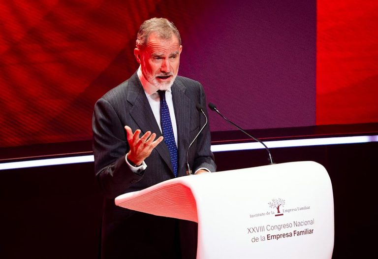 Felipe VI se entusiasma con Simplicity, coche sostenible con tecnología del Grupo Antolín en Burgos