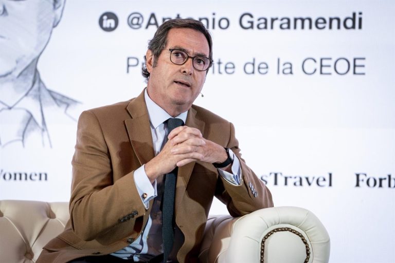 Garamendi (CEOE) alerta: el diálogo social peligra; cambiar el despido podría romper la reforma laboral