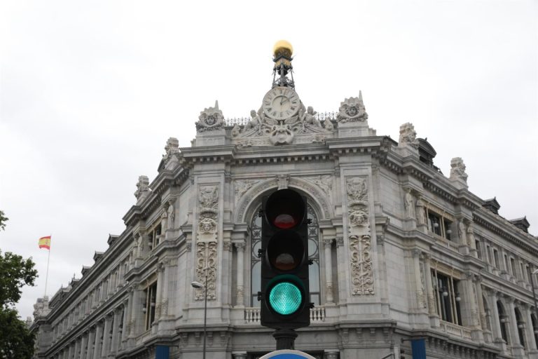 La banca mantiene criterios de crédito, pero suaviza condiciones según el Banco de España