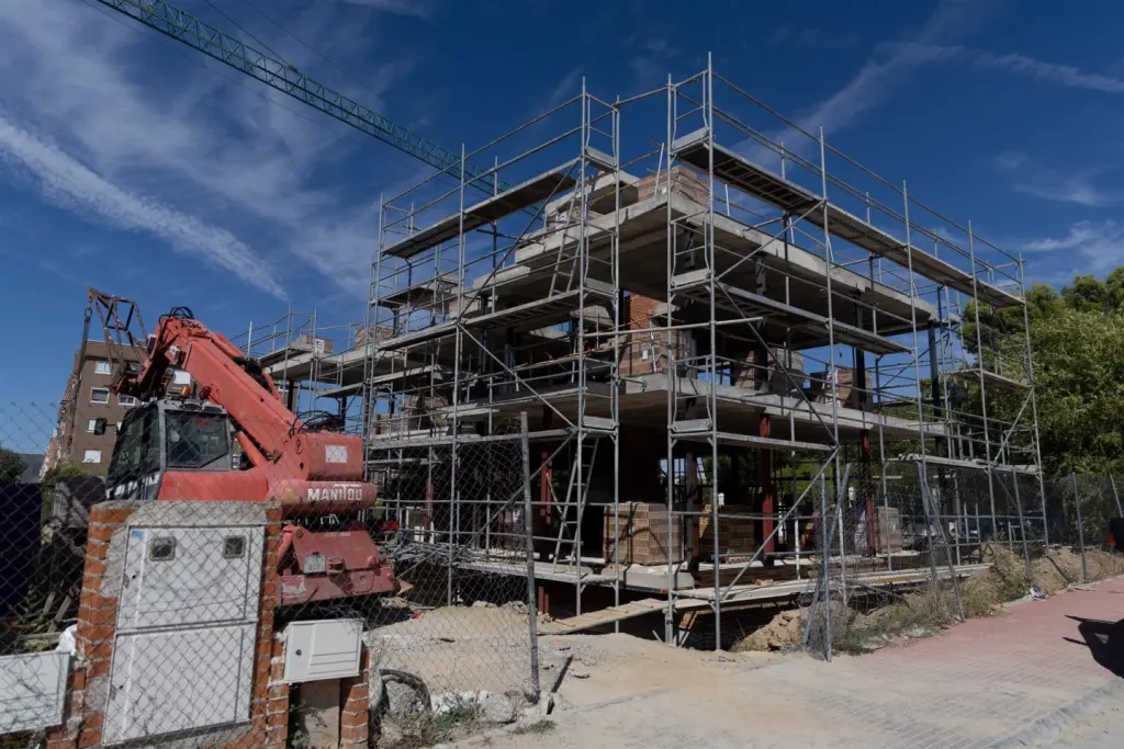 La CNC sugiere bajar impuestos para abaratar la vivienda, como el IBI o el IVA, fomentando la compra.