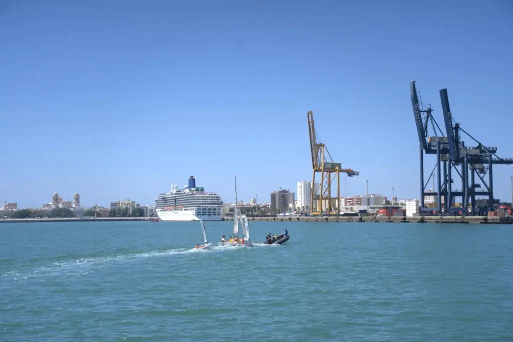 La CNMC critica monopolios y pide mejorar la competencia en puertos españoles para optimizar servicios