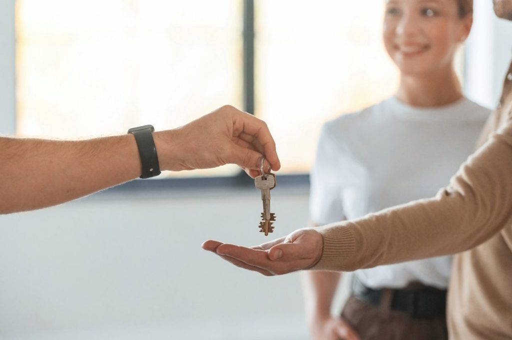 La deuda anual media por inquilino en España sube un 4,2% en 2024, superando los 7.950 euros, dice SEAG