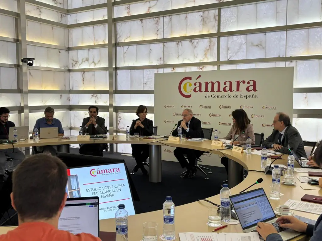 La mitad de las empresas españolas prevé un futuro optimista para 2025 y 2026, según la Cámara.