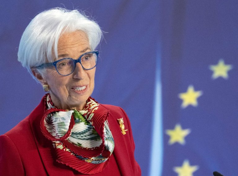 Lagarde afirma que la desinflación ha terminado y aboga por fortalecer mundialmente al euro