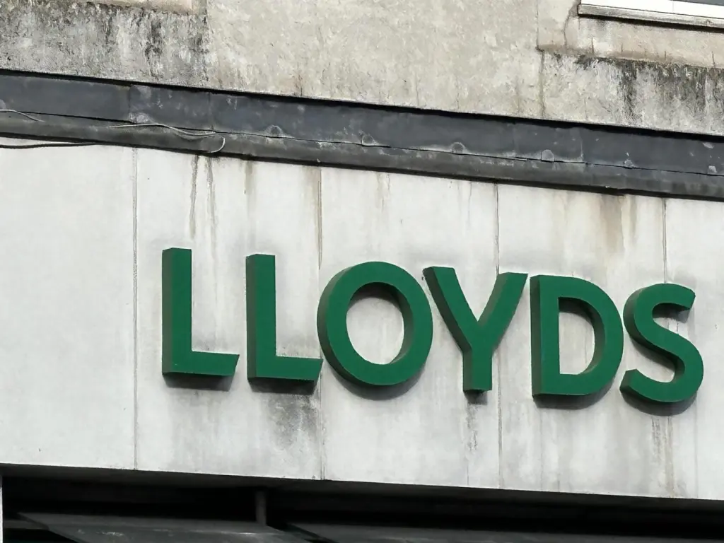 Lloyds reserva 922 millones de euros más ante escándalo financiero por venta de coches.