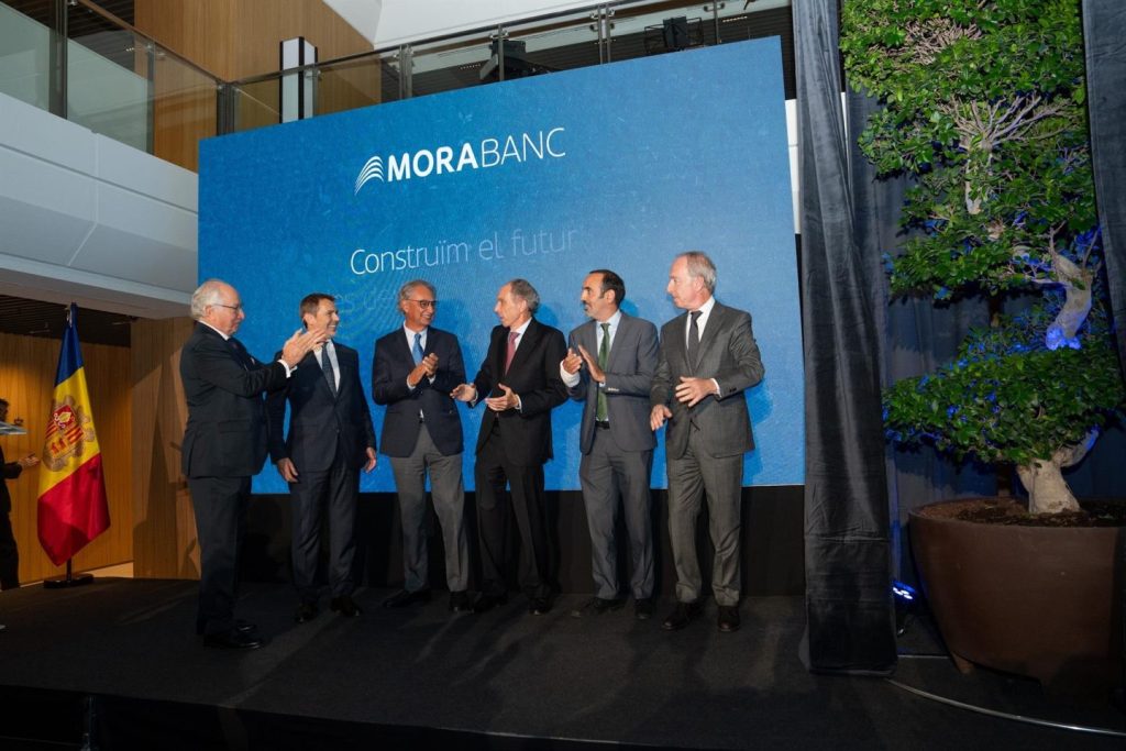 MoraBanc inaugura su nueva sede en Andorra, homenajeando raíces familiares con un bonsai gigante