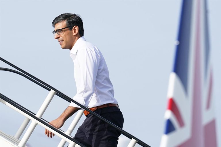 Rishi Sunak asesorará a Microsoft y Anthropic y donará su salario a su organización benéfica.