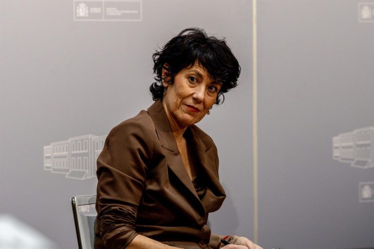 Seguridad Social planea subir cuotas de autónomos entre 17 y 206 euros para 2026, según ingresos.