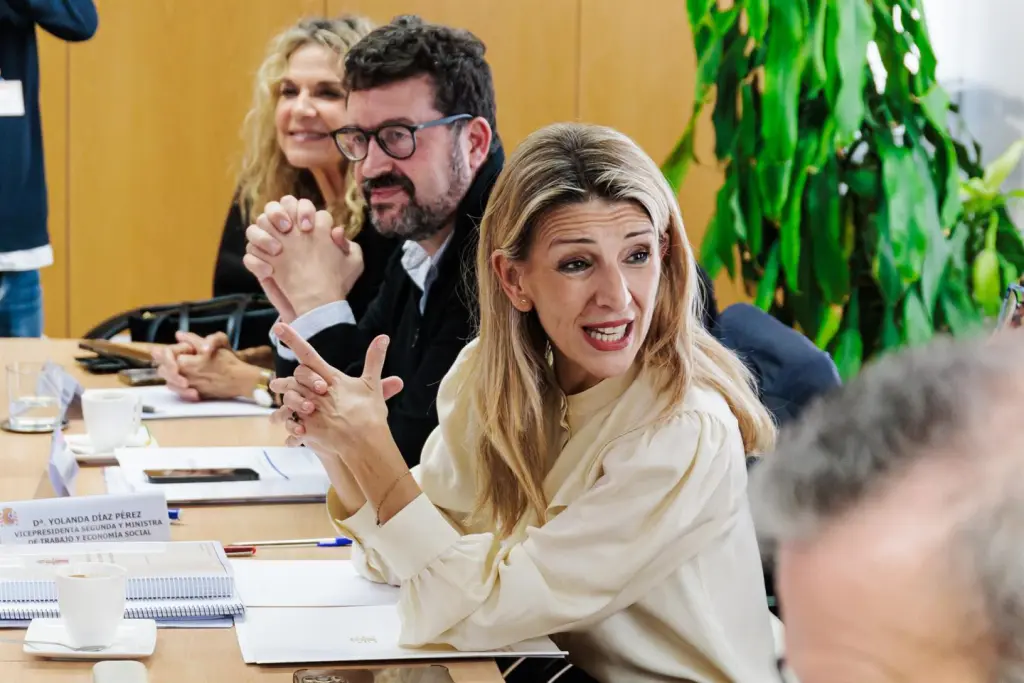 Trabajo se reúne con sindicatos y empresarios para iniciar la reforma del despido en España