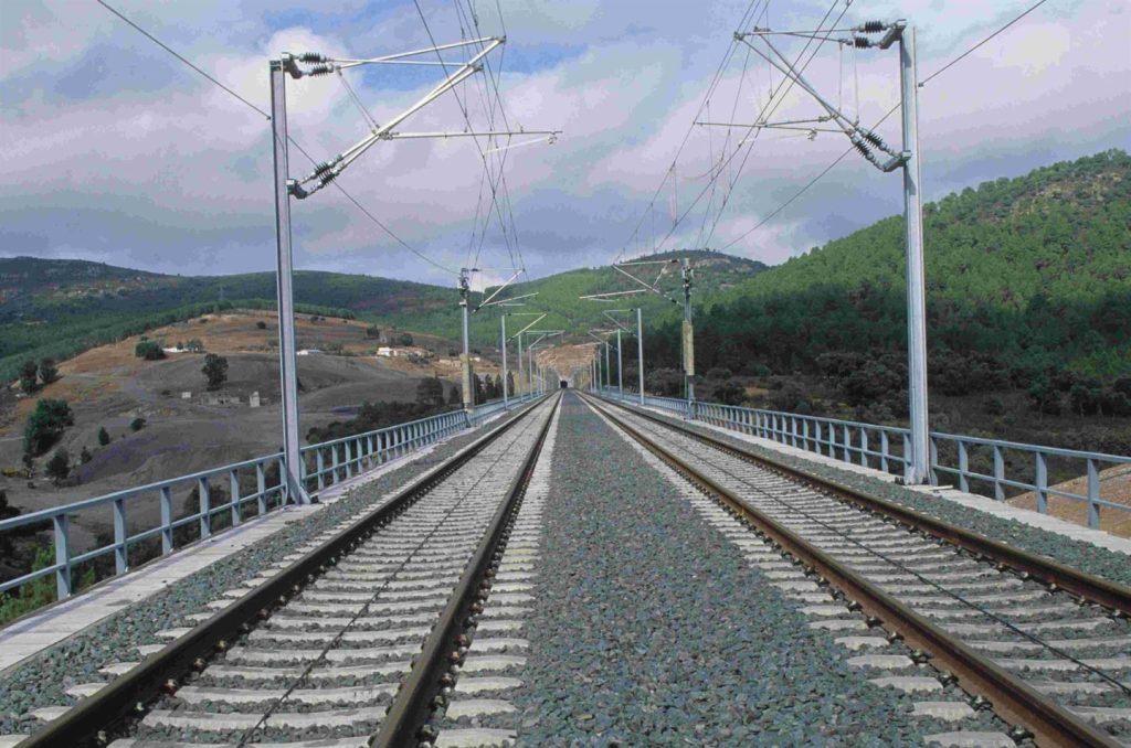 Transportes adjudica por 34 millones el mantenimiento energético de la línea de alta velocidad Madrid-Barcelona