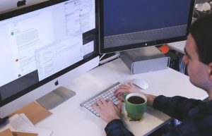 VeriFactu gratis: cómo empezar, sus limitaciones y cuándo conviene optar por un software profesional