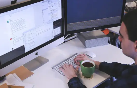 VeriFactu gratis: cómo empezar, sus limitaciones y cuándo conviene optar por un software profesional