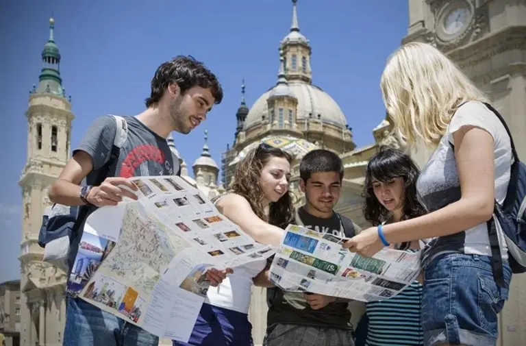 Viajar reduce estrés y ansiedad al 48% de millennials españoles, según WeRoad