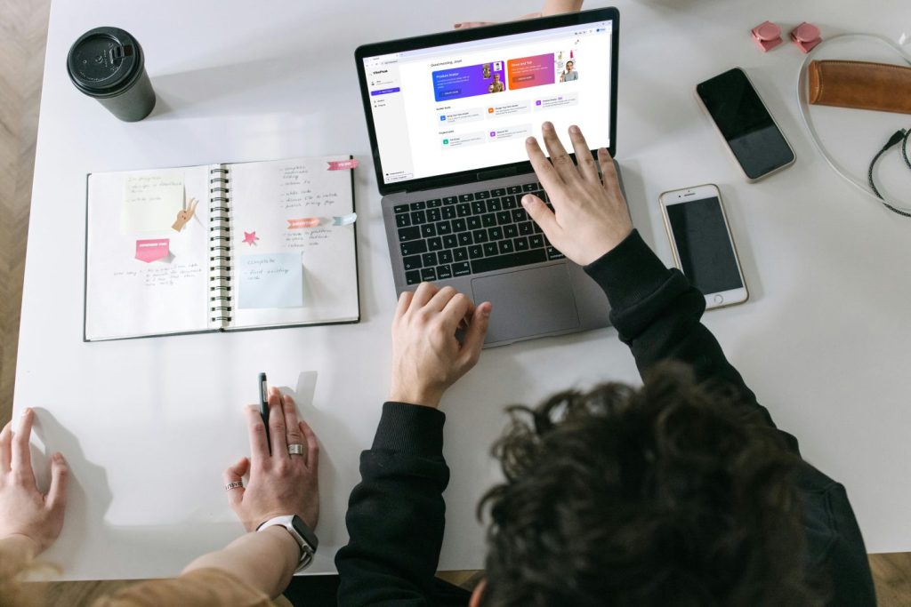 VibePeak, la plataforma de IA que permite a las marcas crear anuncios de vídeo con avatares y voces clonadas, sin cámaras ni actores