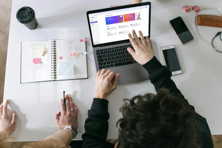 VibePeak, la plataforma de IA que permite a las marcas crear anuncios de vídeo con avatares y voces clonadas, sin cámaras ni actores