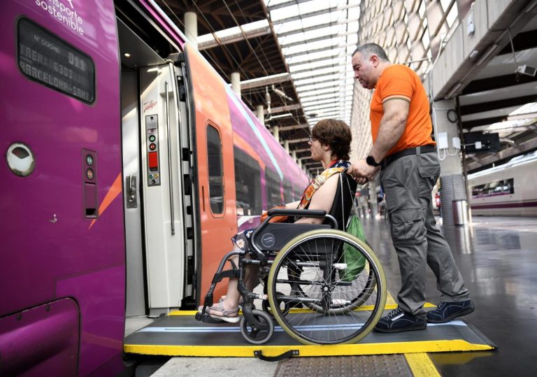 Adif Acerca prevé 800.000 asistencias a viajeros con movilidad reducida en 2025, nuevo récord.