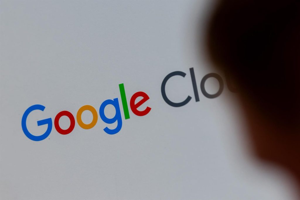 Bruselas investiga a Google por trato injusto a medios en resultados de búsqueda, puede multarle.