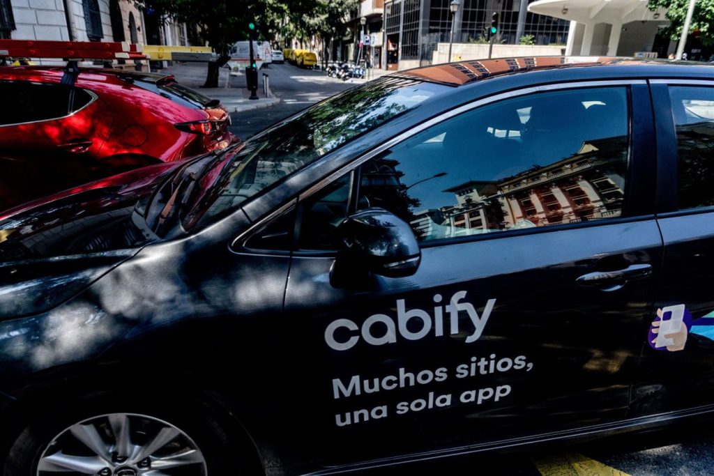 Cabify lanza 800 licencias VTC en Madrid, esperando generar 160 millones de euros anuales en impacto.