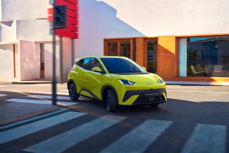 El BYD Dolphin Surf lidera ventas de coches eléctricos en octubre, seguido por Kia EV3 y Renault 5