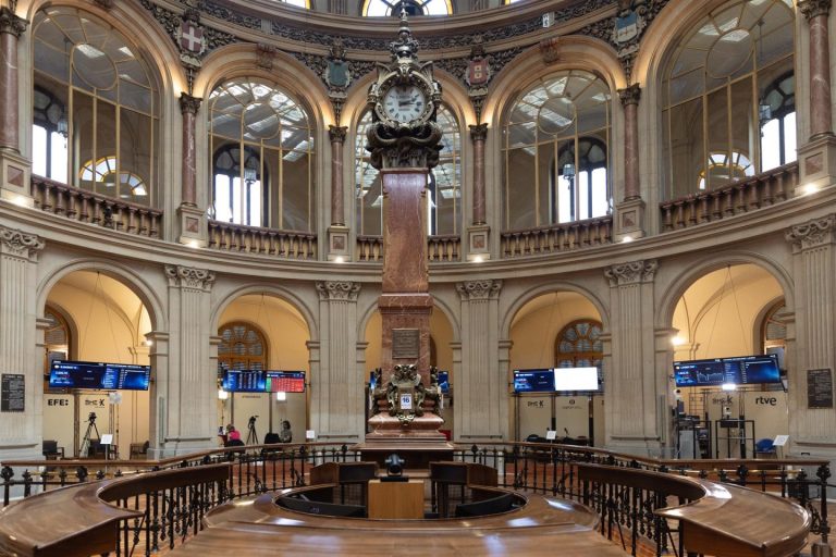 El Ibex 35 cae 1,4% pero cierra la semana con un alza del 2,8%, logrando así una revalorización semanal.