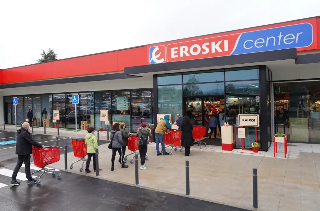 Eroski planea abrir 75 tiendas anuales en tres años tras su refinanciación financiera reciente