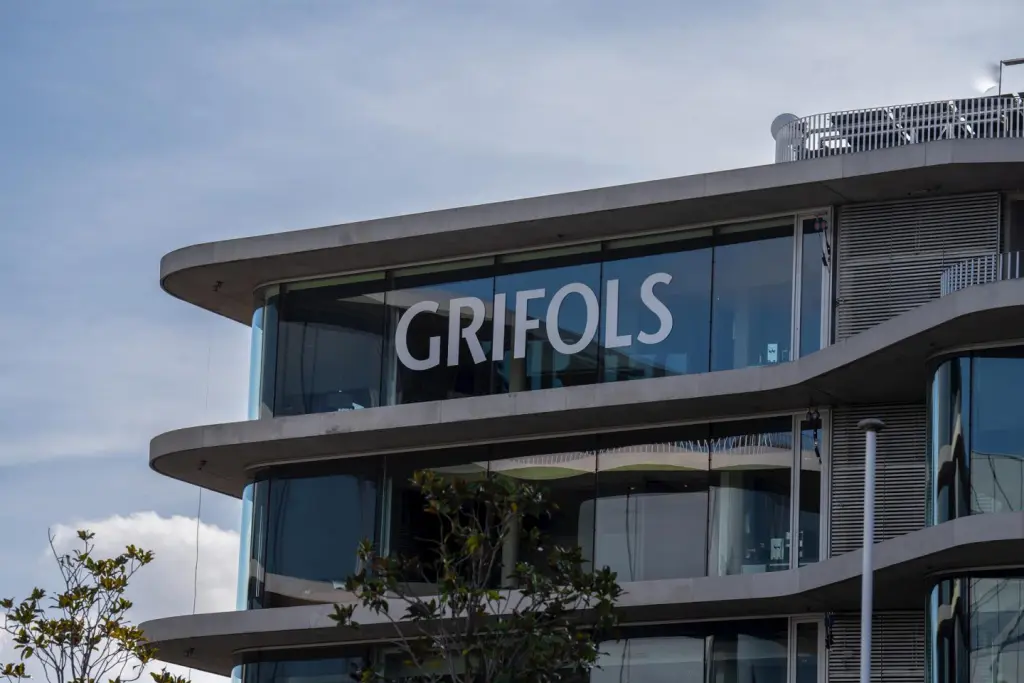 Grifols modera caída al 3% pese a triplicar su beneficio neto hasta septiembre, alcanzando 304 millones