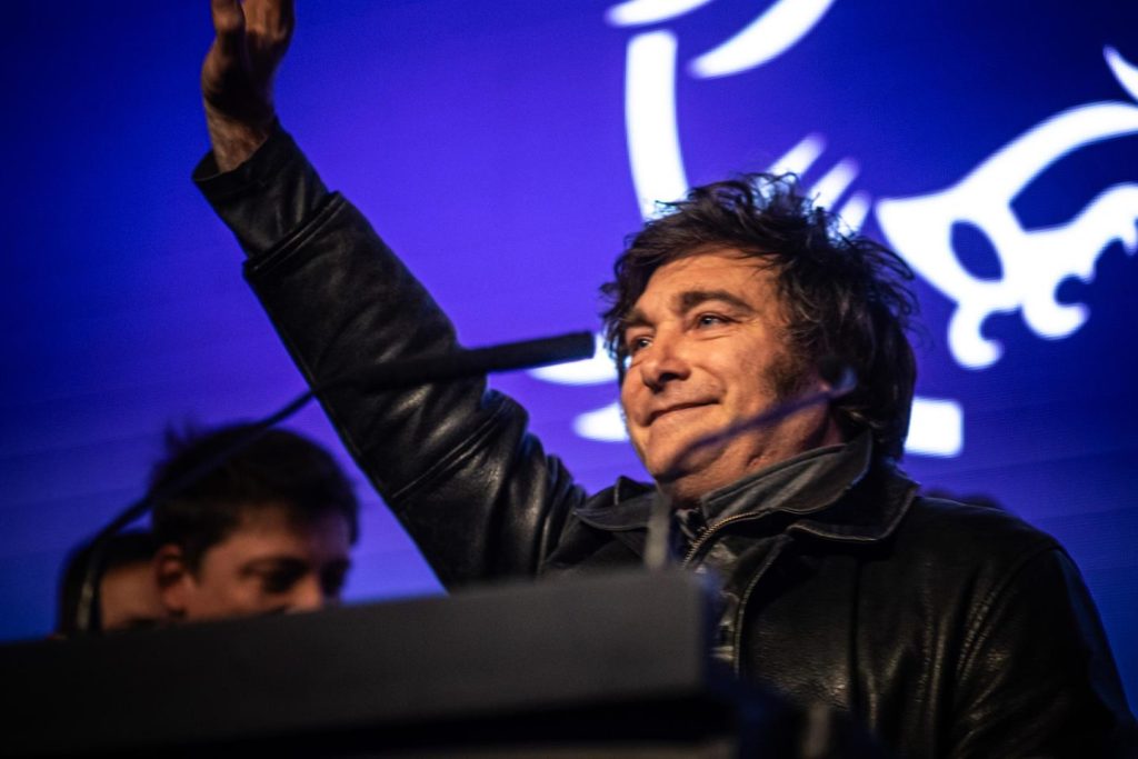 La Bolsa de Argentina sube un 46% tras la victoria electoral del partido de Javier Milei.