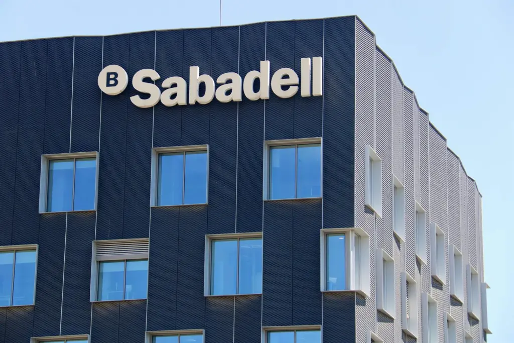 Las acciones de Banco Sabadell bajan un 4% pese a un beneficio récord de 1.390 millones de euros.