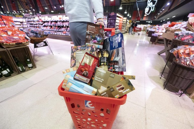 Los hogares españoles aumentan un 30% el gasto en alimentación durante la Navidad, según Eroski