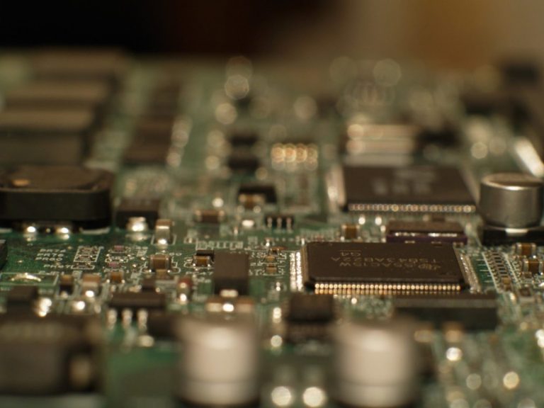 Óscar López defiende la soberanía tecnológica para evitar crisis de microchips en Europa