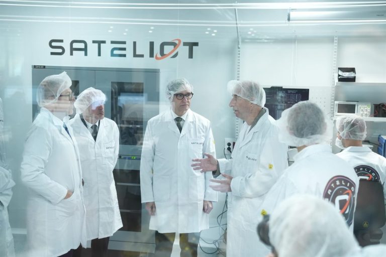 Sateliot abre centro de satélites 5G en Barcelona y lanzará su constelación Tritó en 2027