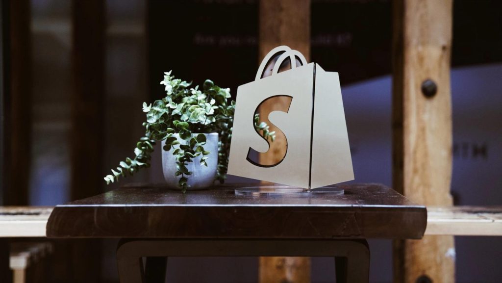 Shopify gana 319,6 millones de euros tras atípicos, con un aumento del 6,7% en el tercer trimestre