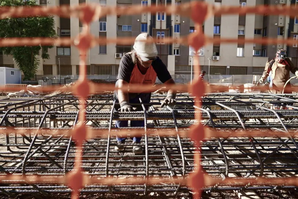 Sindicatos y patronal acuerdan subir sueldos de la construcción un 3,9% en 2025 y un 3% en 2026